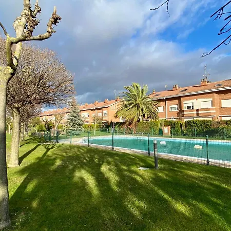 Espacioso Chalet En Urbanizacion Con Piscina Cerca Del Centro De Haro Exterior photo