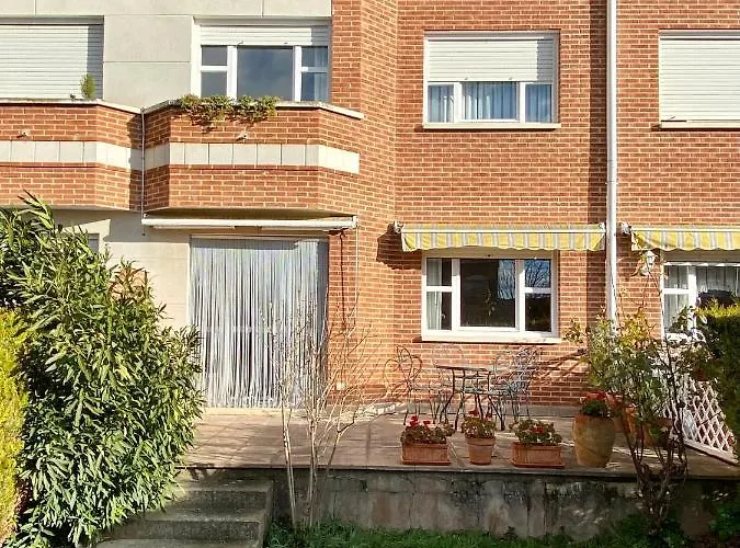 Espacioso Chalet En Urbanizacion Con Piscina Cerca Del Centro De Haro