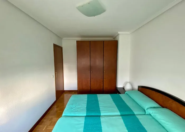 Espacioso Chalet En Urbanizacion Con Piscina Cerca Del Centro De Haro
