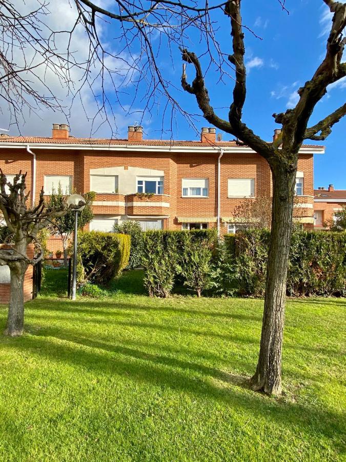 Holiday home Espacioso En Urbanizacion Con Piscina Cerca Del Centro De